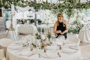 Cornelia Fuchs platziert Gastgeschenke auf den Tisch an der Hochzeit.