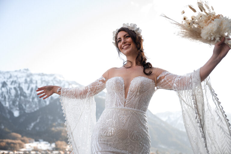 Brautkleid Shooting von Monova Bridal mit Bergen im Hintergrund.