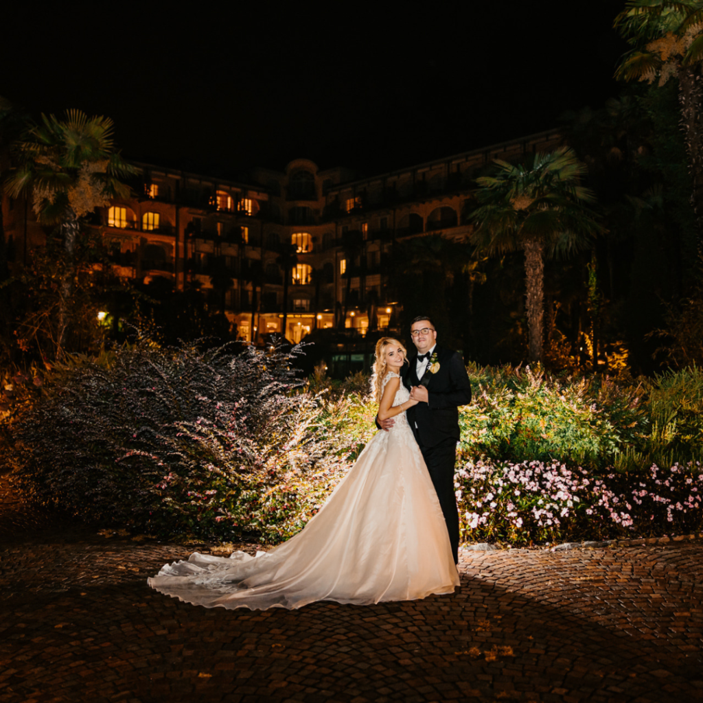 Brautpaar im Garten des Grand Hotel Villa Castagnola in Lugano. Die Braut trägt ein traumhaftes weisses Brautkleid und der Bräutigam einen Anzug.