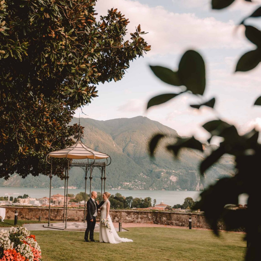 Brautpaar im Garten der Villa Sassa in Lugano mit einer traumhaften Aussicht auf den Lago di Lugano.